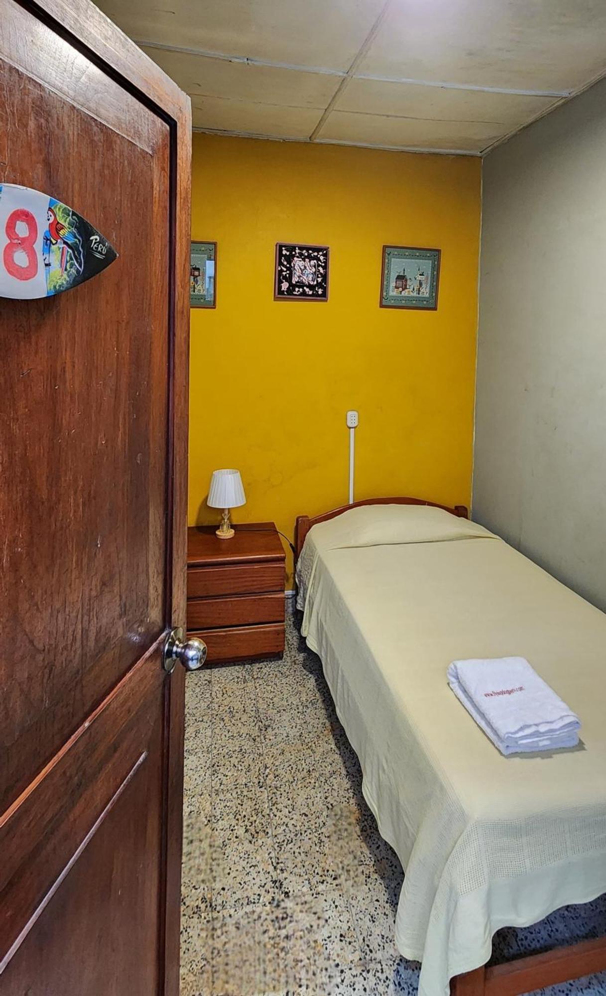 Flying Dog Hostel Iquitos Exterior foto