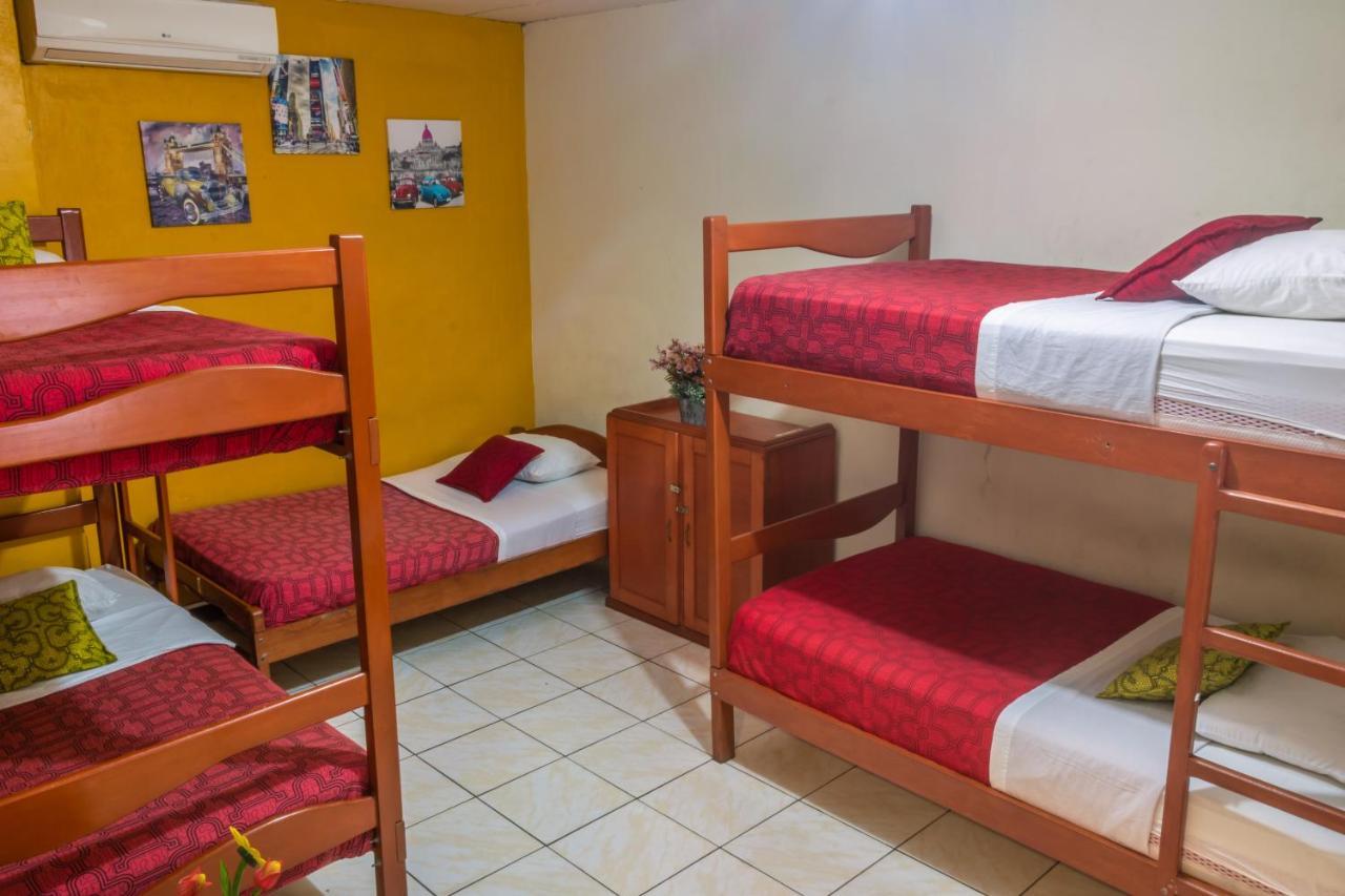 Flying Dog Hostel Iquitos Exterior foto