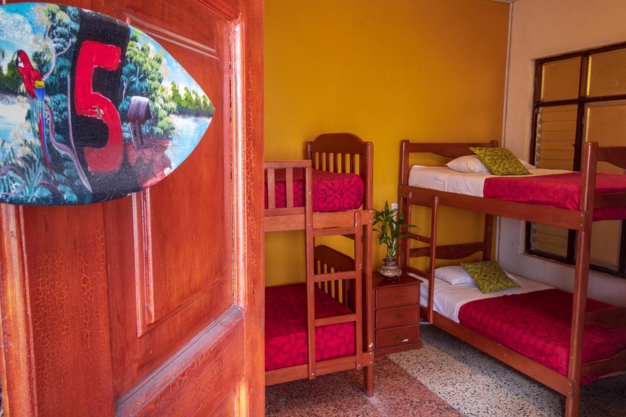 Flying Dog Hostel Iquitos Exterior foto